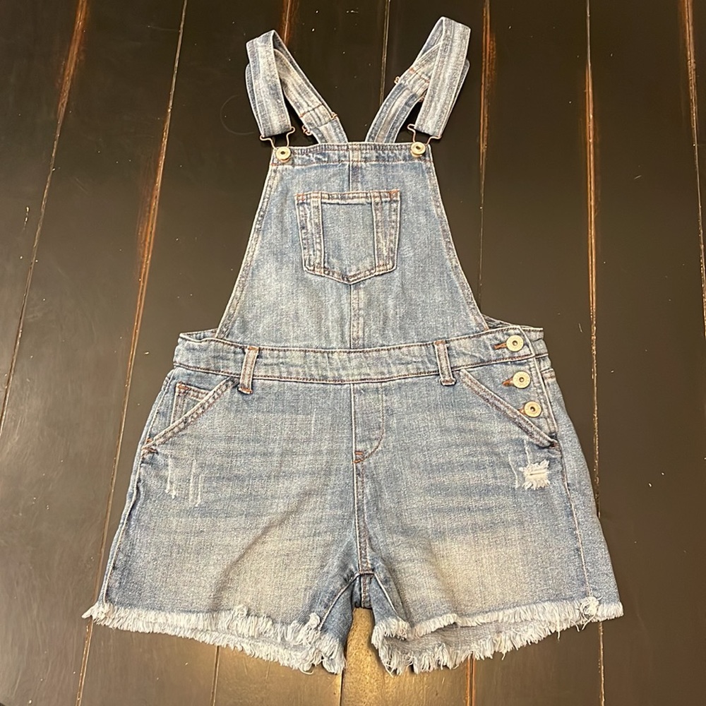 Cute Denim Overall Shorts Ready for Vacation ☀️